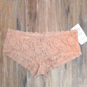 NWT Hanky Panky signature lace boyshort panties. Medium. Peach Nude